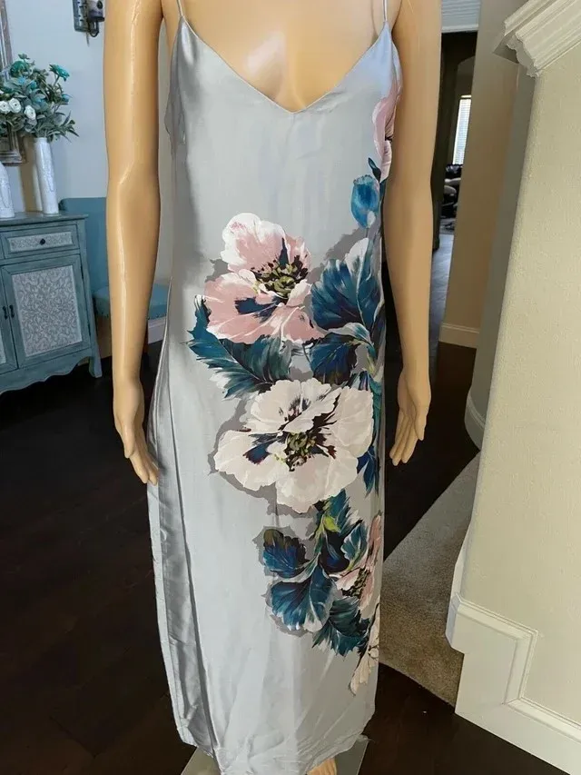 Vestido Lencero Satinado Largo Gris Plata Flores