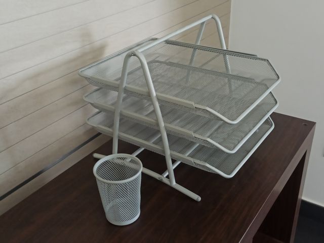 Bandeja/Organizador y lapicero de escritorio.