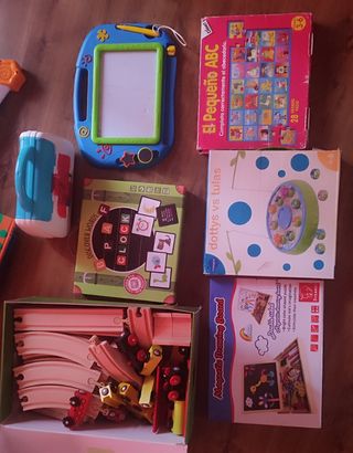  Juguetes educativos: Puzzles, tren madera etc