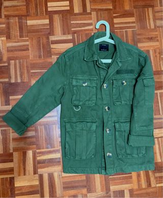 Cazadora militar Bershka verde oliva