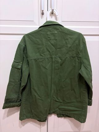 Cazadora militar Bershka verde oliva