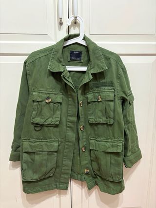 Cazadora militar Bershka verde oliva