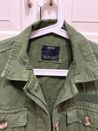 Cazadora militar Bershka verde oliva