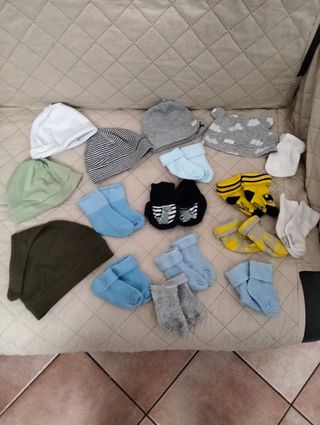 Set neonato: berretti e calzini