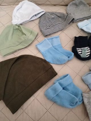 Set neonato: berretti e calzini