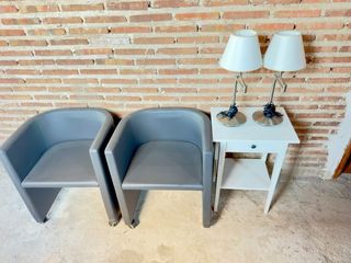 2 poltrone grigie + 2 lampade e un tavolo