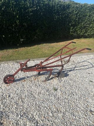 Arado antiguo de metal rojo