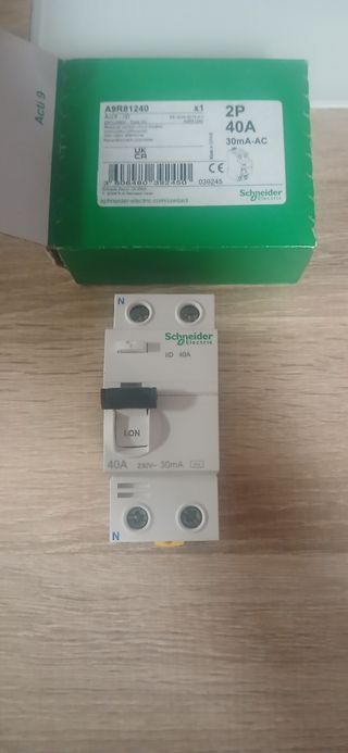 Diferencial 40 A monofasico 2 polos en su caja