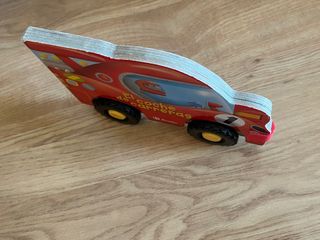 Cuento con ruedas coche de carreras