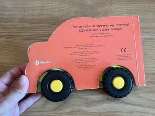 Cuento con ruedas coche de carreras