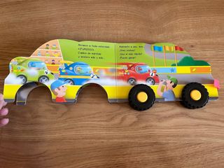 Cuento con ruedas coche de carreras