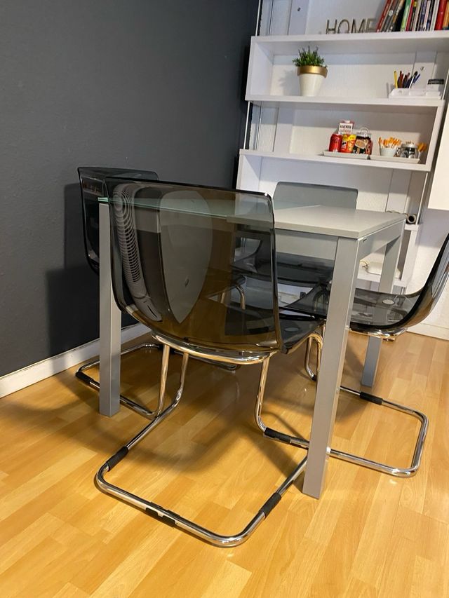 Mesa plegable + 4 sillas Ikea muy buen estado .