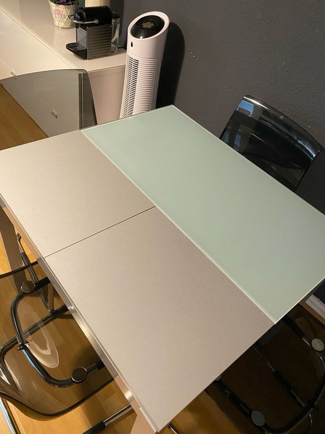 Mesa plegable + 4 sillas Ikea muy buen estado .