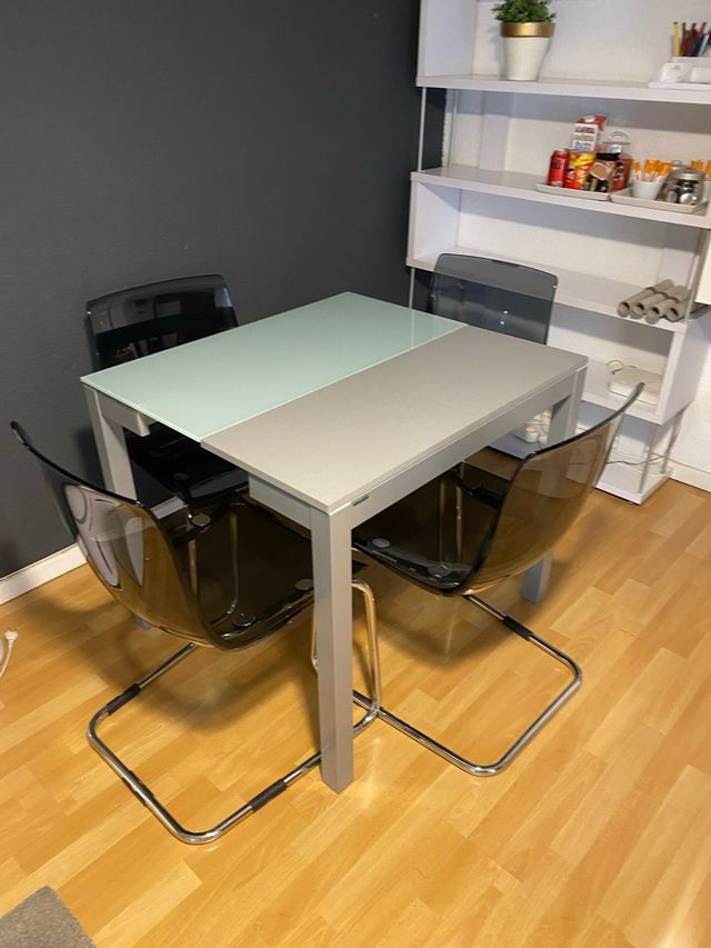 Mesa plegable + 4 sillas Ikea muy buen estado .