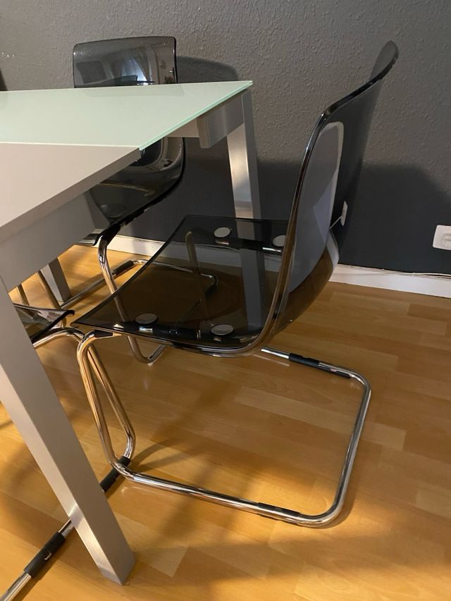 Mesa plegable + 4 sillas Ikea muy buen estado .