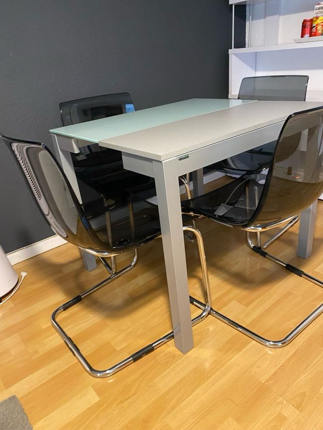 Mesa plegable + 4 sillas Ikea muy buen estado .
