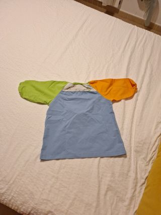 Bata infantil guardería multicolor con bolsillo