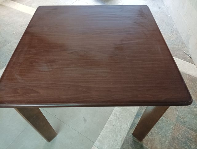 Mesa cuadrada madera oscura