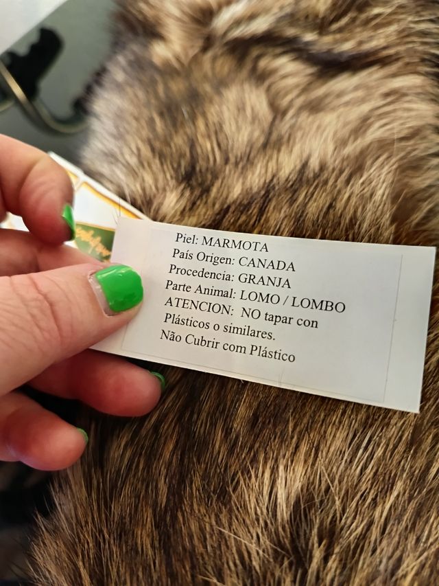 Cuello de piel marrón