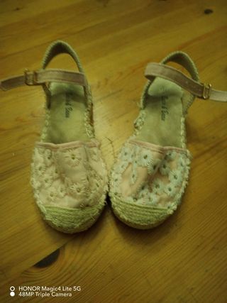 Bonitas sandalias de niña talla 28