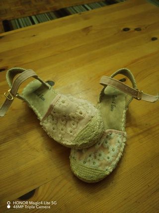 Bonitas sandalias de niña talla 28