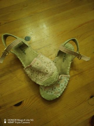 Bonitas sandalias de niña talla 28