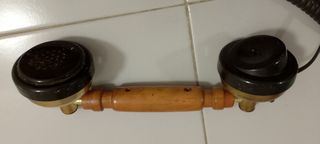 Réplica de teléfono antiguo de madera.