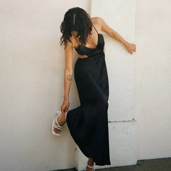 Vestido lencero negro raso largo cut out Zara