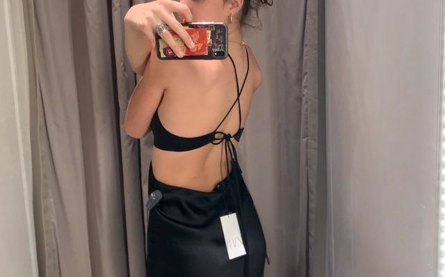 Vestido lencero negro raso largo cut out Zara