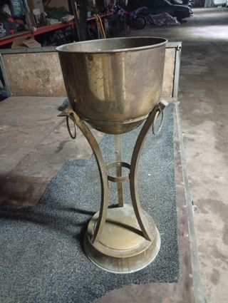 Macetero dorado antiguo