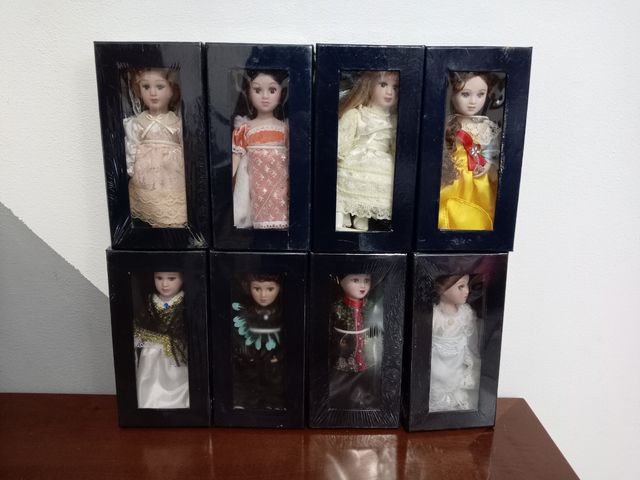 8 Bambole Porcellana Collezione