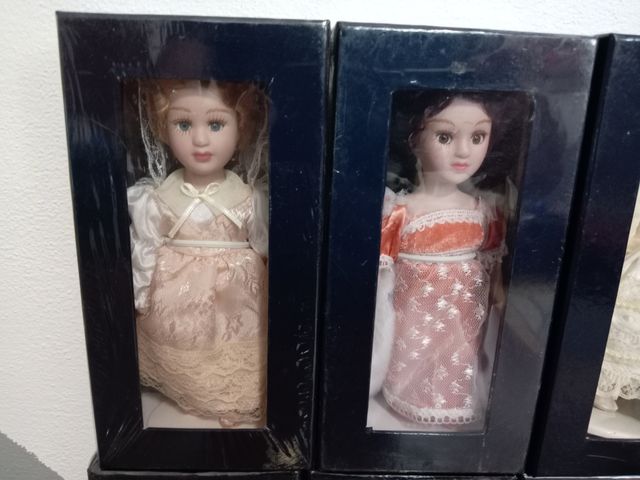 8 Bambole Porcellana Collezione