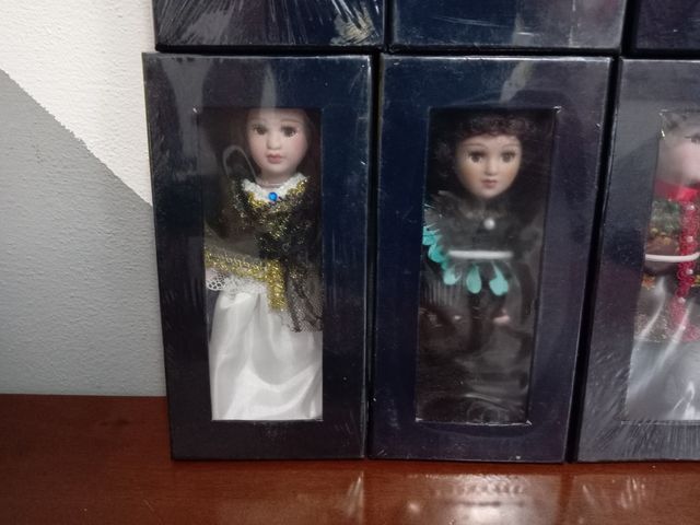 8 Bambole Porcellana Collezione