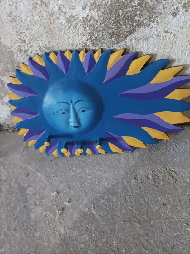 Percha de madera azul y amarilla