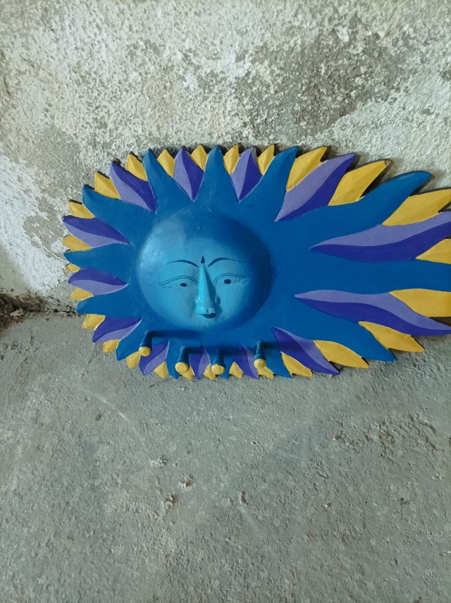 Percha de madera azul y amarilla