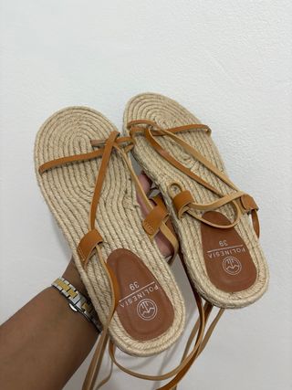 Sandalias POLINESIA marrón amarradas 