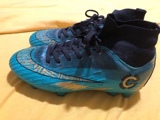 Botas fútbol niño talla 36
precio negociable 