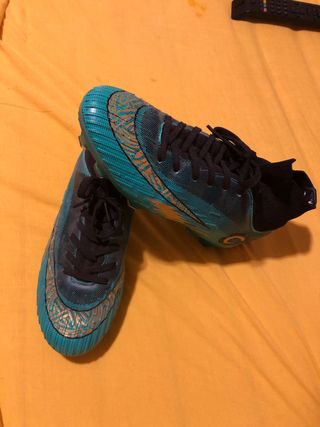 Botas fútbol niño talla 36
precio negociable 