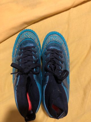 Botas fútbol niño talla 36
precio negociable 