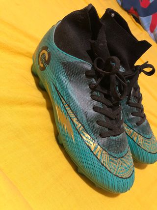 Botas fútbol niño talla 36
precio negociable 