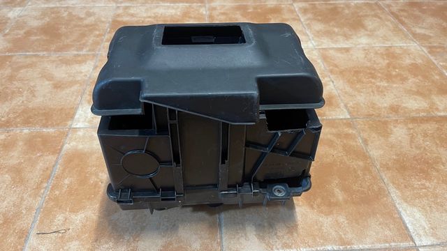 Caja bateria VW Golf IV