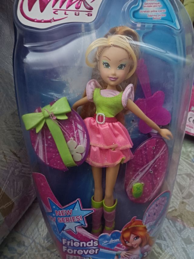 Bambola Winx Club Flora  friends forever