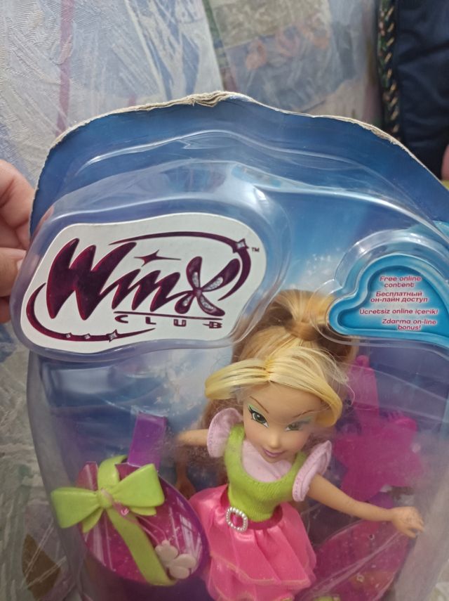 Bambola Winx Club Flora  friends forever