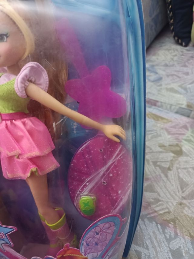 Bambola Winx Club Flora  friends forever