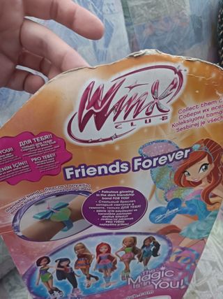 Bambola Winx Club Flora  friends forever