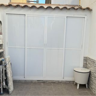 Frontal aluminio con cuatro hojas correderas