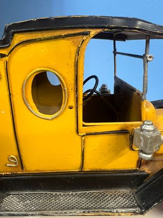 Auto d'epoca in metallo