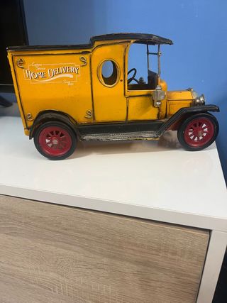Auto d'epoca in metallo