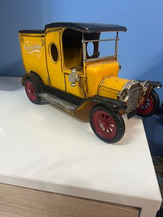 Auto d'epoca in metallo