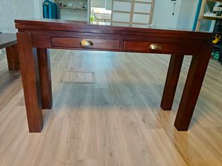 Mesa madera maciza extensible.con dos cajones.